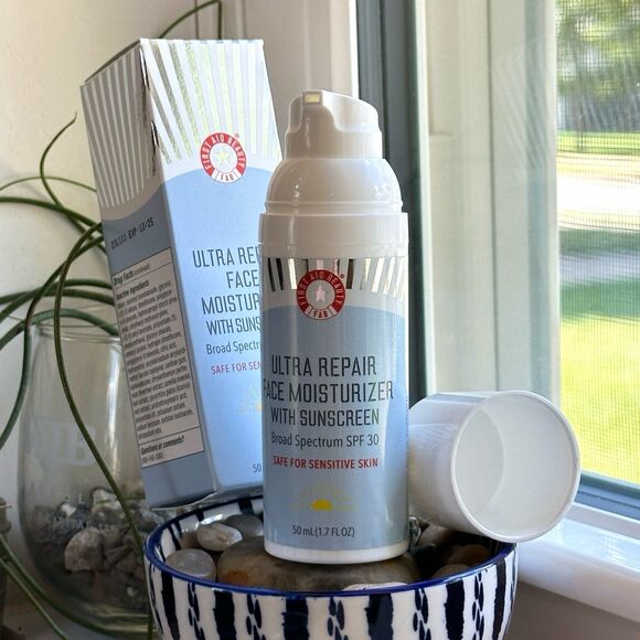 First Aid Beauty Ultra Repair Face Moisturizer + Sunscreen Broad Spectrum SPF 30 - Picture 3 of 12
